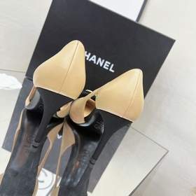 Классические сандалии Chanel с ажурной пряжкой и стразами. Высока