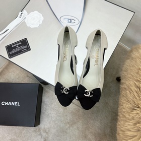 Классические сандалии Chanel с ажурной пряжкой и стразами. Высока