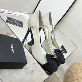 Классические сандалии Chanel с ажурной пряжкой и стразами. Высока