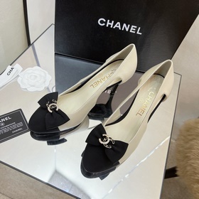 Классические сандалии Chanel с ажурной пряжкой и стразами. Высока
