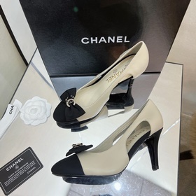 Классические сандалии Chanel с ажурной пряжкой и стразами. Высока