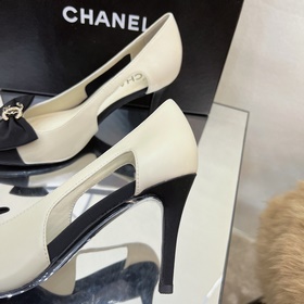 Классические сандалии Chanel с ажурной пряжкой и стразами. Высока