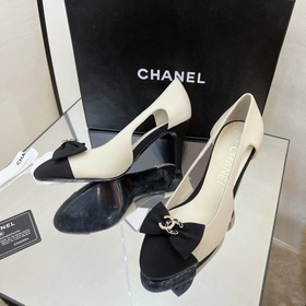 Классические сандалии Chanel с ажурной пряжкой и стразами. Высока
