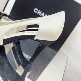 Классические сандалии Chanel с ажурной пряжкой и стразами. Высока