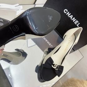 Классические сандалии Chanel с ажурной пряжкой и стразами. Высока