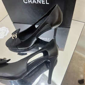 Классические сандалии Chanel с ажурной пряжкой и стразами. Высока