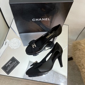 Классические сандалии Chanel с ажурной пряжкой и стразами. Высока
