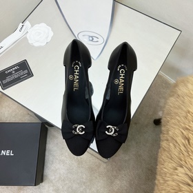 Классические сандалии Chanel с ажурной пряжкой и стразами. Высока
