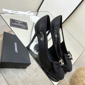 Классические сандалии Chanel с ажурной пряжкой и стразами. Высока