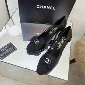 Классические сандалии Chanel с ажурной пряжкой и стразами. Высока