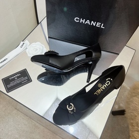 Классические сандалии Chanel с ажурной пряжкой и стразами. Высока