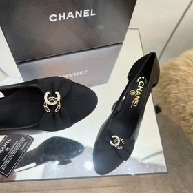 Классические сандалии Chanel с ажурной пряжкой и стразами. Высока