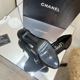 Классические сандалии Chanel с ажурной пряжкой и стразами. Высока