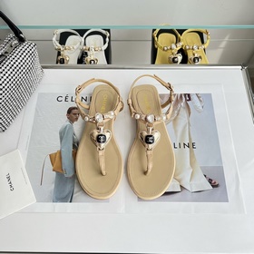 Chanel. Новые сандалии с камнями в форме сердец Материал изготовл