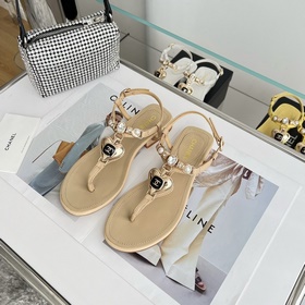 Chanel. Новые сандалии с камнями в форме сердец Материал изготовл