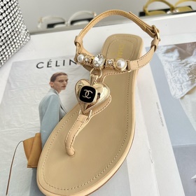 Chanel. Новые сандалии с камнями в форме сердец Материал изготовл