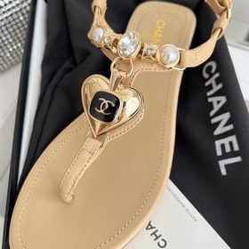 Chanel. Новые сандалии с камнями в форме сердец Материал изготовл