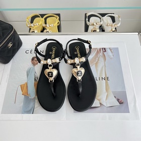 Chanel. Новые сандалии с драгоценными камнями в форме сердца Мате