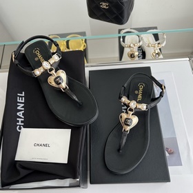 Chanel. Новые сандалии с драгоценными камнями в форме сердца Мате