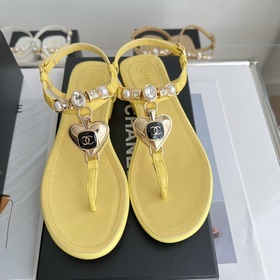 Chanel. Новые сандалии с драгоценными камнями в форме сердца Мате