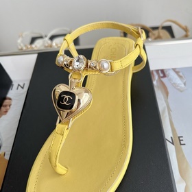 Chanel. Новые сандалии с драгоценными камнями в форме сердца Мате