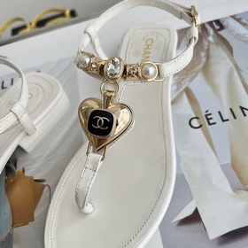 Chanel. Новые сандалии с драгоценными камнями в форме сердца. Мат