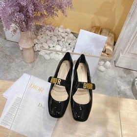 Модель из серии Dior с лаковым покрытием — это индивидуальный диз