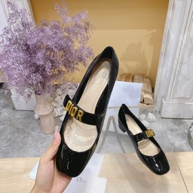Модель из серии Dior с лаковым покрытием — это индивидуальный диз