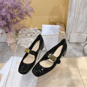 Модель из серии Dior с лаковым покрытием — это индивидуальный диз