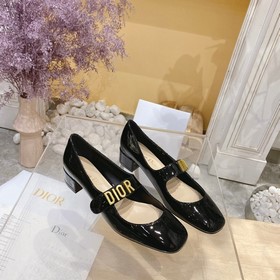 Модель из серии Dior с лаковым покрытием — это индивидуальный диз