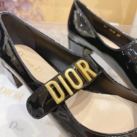 Модель из серии Dior с лаковым покрытием — это индивидуальный диз