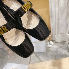 Модель из серии Dior с лаковым покрытием — это индивидуальный диз
