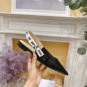 Лакированная кожа из классической весенне-летней коллекции Dior..