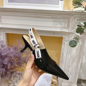 Классическая весенняя и летняя коллекция Dior из лакированной кож