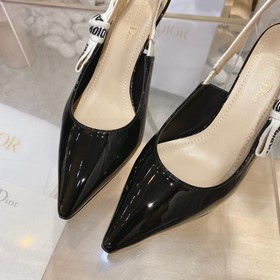 Классическая весенняя и летняя коллекция Dior из лакированной кож