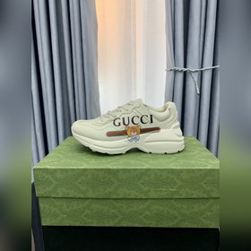 Пара обуви Gucci в стиле «папа» из состаренной кожи с угловатыми 