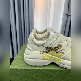 Пара обуви Gucci в стиле «папа» из состаренной кожи с угловатыми 