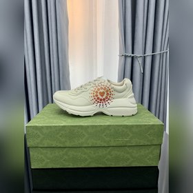 Пара обуви Gucci в стиле «папа» из состаренной кожи с угловатыми 