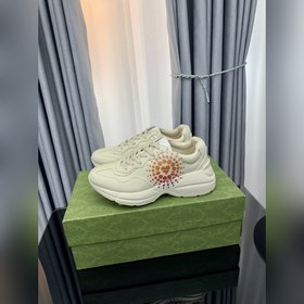 Пара обуви Gucci в стиле «папа» из состаренной кожи с угловатыми 