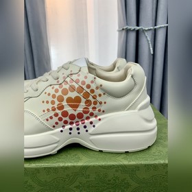 Пара обуви Gucci в стиле «папа» из состаренной кожи с угловатыми 