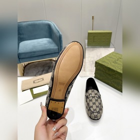 Gucci, классические лоферы в новом цвете Материал： импортная двух