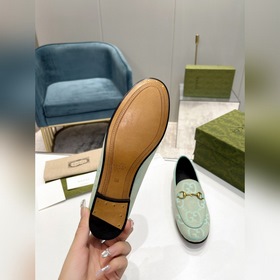 Gucci, классические лоферы в новом цвете Материал： импортная двух