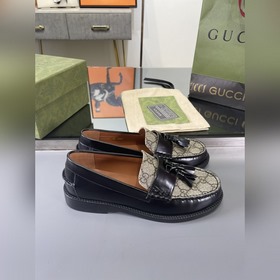 Gucci 2023 весна-осень. Новые лофей с бахромой от Gucci были восс