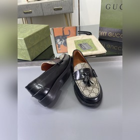 Gucci 2023 весна-осень. Новые лофей с бахромой от Gucci были восс
