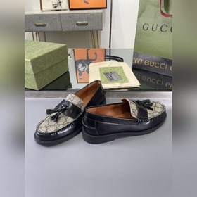Gucci 2023 весна-осень. Новые лофей с бахромой от Gucci были восс