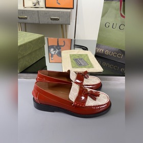 Gucci 2023 весна-осень. Новые лодочные туфли Gucci с бахромой был