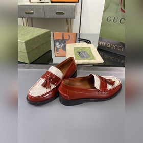 Gucci 2023 весна-осень. Новые лодочные туфли Gucci с бахромой был