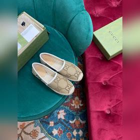 Ранневесенняя коллекция 2023 от Gucci представляет модель Rainbow