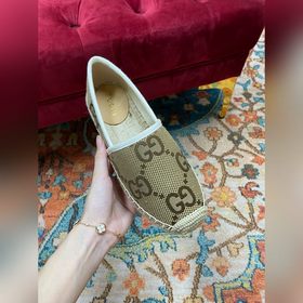 Ранневесенняя коллекция 2023 от Gucci представляет модель Rainbow