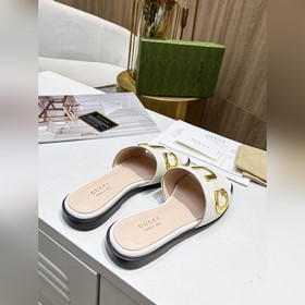 Новые тапочки Gucci с фирменной металлической застежкой Gucci, ин